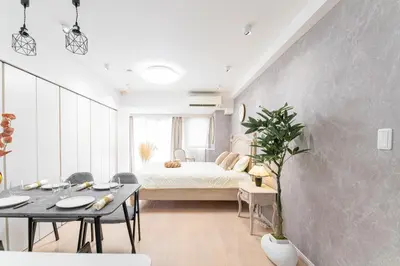 a bedroom with a bed and a table and chairs at G72\u65b0\u5bbf\u6700\u4e2d\u5fc3 \u4e24\u5ba4\u4e00\u5385 \u65b0\u5bbf\u4e09\u4e01\u76ee\u8f66\u7ad94\u5206 2 rooms Shinjuku center 4 mins to ST Max 7P \u76f4\u8fbe\u65b0\u5bbf \u6d89\u8c37 \u8868\u53c2\u9053 \u6c60\u888b \u4e0a\u91ce \u4ee3\u4ee3\u6728 \u94f6\u5ea7 \u539f\u5bbf \u54c1\u5ddd in Tokyo