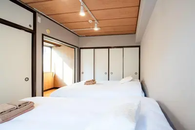 two beds in a bedroom with a window at Shinagawa-ku - Apartment - Vacation STAY 17329 in Tokyo