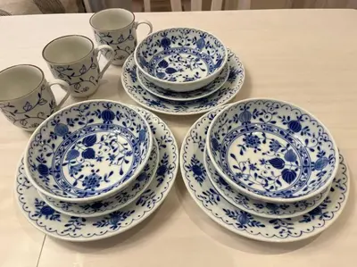 a group of blue and white plates and cups on a table at Cozy INN \u897f\u54c1\u5ddd201 in Tokyo