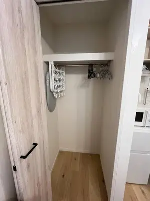 an open door in a room with a kitchen at Cozy INN \u897f\u54c1\u5ddd201 in Tokyo
