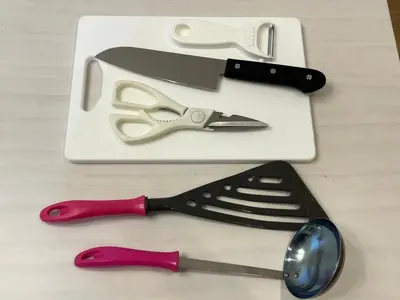 a pair of scissors on a white cutting board at Cozy INN \u897f\u54c1\u5ddd201 in Tokyo