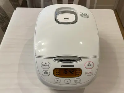 a white toaster sitting on top of a table at Cozy INN \u897f\u54c1\u5ddd201 in Tokyo