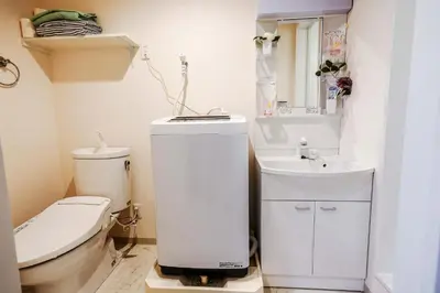 a small bathroom with a toilet and a sink at B31\u6c60\u888b\u6700\u4e2d\u5fc3 \u4ea4\u901a\u4fbf\u5229\u8f66\u7ad93\u5206 Ikebukuro center 3 mins to ST Max 4P \u76f4\u8fbe\u65b0\u5bbf \u6d89\u8c37 \u8868\u53c2\u9053 \u6c60\u888b \u4e0a\u91ce \u4ee3\u4ee3\u6728 \u94f6\u5ea7 \u539f\u5bbf in Tokyo