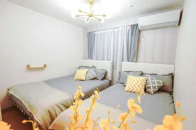 two beds in a small room with yellow flowers at B31\u6c60\u888b\u6700\u4e2d\u5fc3 \u4ea4\u901a\u4fbf\u5229\u8f66\u7ad93\u5206 Ikebukuro center 3 mins to ST Max 4P \u76f4\u8fbe\u65b0\u5bbf \u6d89\u8c37 \u8868\u53c2\u9053 \u6c60\u888b \u4e0a\u91ce \u4ee3\u4ee3\u6728 \u94f6\u5ea7 \u539f\u5bbf in Tokyo