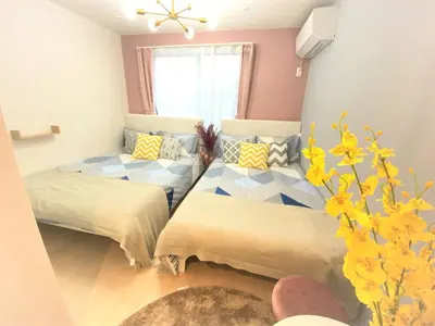 a bedroom with two beds and a vase with flowers at B31\u6c60\u888b\u6700\u4e2d\u5fc3 \u4ea4\u901a\u4fbf\u5229\u8f66\u7ad93\u5206 Ikebukuro center 3 mins to ST Max 4P \u76f4\u8fbe\u65b0\u5bbf \u6d89\u8c37 \u8868\u53c2\u9053 \u6c60\u888b \u4e0a\u91ce \u4ee3\u4ee3\u6728 \u94f6\u5ea7 \u539f\u5bbf in Tokyo