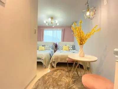 a room with a couch and a table with a vase of flowers at B31\u6c60\u888b\u6700\u4e2d\u5fc3 \u4ea4\u901a\u4fbf\u5229\u8f66\u7ad93\u5206 Ikebukuro center 3 mins to ST Max 4P \u76f4\u8fbe\u65b0\u5bbf \u6d89\u8c37 \u8868\u53c2\u9053 \u6c60\u888b \u4e0a\u91ce \u4ee3\u4ee3\u6728 \u94f6\u5ea7 \u539f\u5bbf in Tokyo
