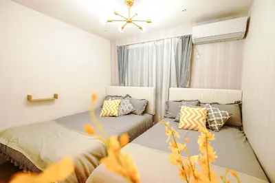 a small bedroom with two beds and a window at A1\u6c60\u888b\u6700\u4e2d\u5fc3 \u4ea4\u901a\u4fbf\u5229\u8f66\u7ad93\u5206 Ikebukuro center 3 mins to ST Max 4P \u76f4\u8fbe\u65b0\u5bbf \u6d89\u8c37 \u8868\u53c2\u9053 \u6c60\u888b \u4e0a\u91ce \u4ee3\u4ee3\u6728 \u94f6\u5ea7 \u539f\u5bbf in Tokyo