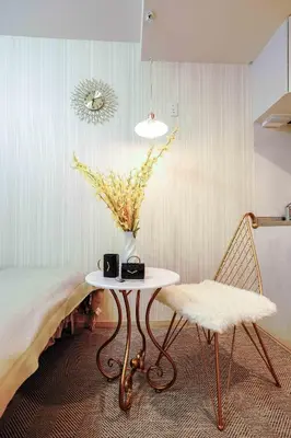 a room with a table and a chair and a bed at A1\u6c60\u888b\u6700\u4e2d\u5fc3 \u4ea4\u901a\u4fbf\u5229\u8f66\u7ad93\u5206 Ikebukuro center 3 mins to ST Max 4P \u76f4\u8fbe\u65b0\u5bbf \u6d89\u8c37 \u8868\u53c2\u9053 \u6c60\u888b \u4e0a\u91ce \u4ee3\u4ee3\u6728 \u94f6\u5ea7 \u539f\u5bbf in Tokyo