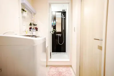 a bathroom with a shower and a sink and a toilet at A1\u6c60\u888b\u6700\u4e2d\u5fc3 \u4ea4\u901a\u4fbf\u5229\u8f66\u7ad93\u5206 Ikebukuro center 3 mins to ST Max 4P \u76f4\u8fbe\u65b0\u5bbf \u6d89\u8c37 \u8868\u53c2\u9053 \u6c60\u888b \u4e0a\u91ce \u4ee3\u4ee3\u6728 \u94f6\u5ea7 \u539f\u5bbf in Tokyo