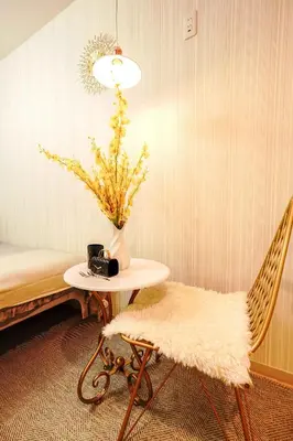 a room with a table and a chair and a vase with flowers at A1\u6c60\u888b\u6700\u4e2d\u5fc3 \u4ea4\u901a\u4fbf\u5229\u8f66\u7ad93\u5206 Ikebukuro center 3 mins to ST Max 4P \u76f4\u8fbe\u65b0\u5bbf \u6d89\u8c37 \u8868\u53c2\u9053 \u6c60\u888b \u4e0a\u91ce \u4ee3\u4ee3\u6728 \u94f6\u5ea7 \u539f\u5bbf in Tokyo