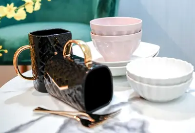 a table with cups and bowls on a table at A1\u6c60\u888b\u6700\u4e2d\u5fc3 \u4ea4\u901a\u4fbf\u5229\u8f66\u7ad93\u5206 Ikebukuro center 3 mins to ST Max 4P \u76f4\u8fbe\u65b0\u5bbf \u6d89\u8c37 \u8868\u53c2\u9053 \u6c60\u888b \u4e0a\u91ce \u4ee3\u4ee3\u6728 \u94f6\u5ea7 \u539f\u5bbf in Tokyo