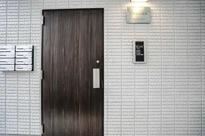 a wooden door on a brick wall with a sign at A1\u6c60\u888b\u6700\u4e2d\u5fc3 \u4ea4\u901a\u4fbf\u5229\u8f66\u7ad93\u5206 Ikebukuro center 3 mins to ST Max 4P \u76f4\u8fbe\u65b0\u5bbf \u6d89\u8c37 \u8868\u53c2\u9053 \u6c60\u888b \u4e0a\u91ce \u4ee3\u4ee3\u6728 \u94f6\u5ea7 \u539f\u5bbf in Tokyo