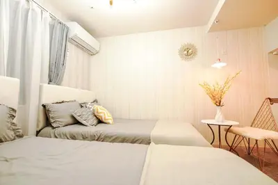 a small bedroom with two beds and a table at B3\u6c60\u888b\u6700\u4e2d\u5fc3 \u4ea4\u901a\u4fbf\u5229\u8f66\u7ad93\u5206 Ikebukuro center 3 mins to ST Max 4P \u76f4\u8fbe\u65b0\u5bbf \u6d89\u8c37 \u8868\u53c2\u9053 \u6c60\u888b \u4e0a\u91ce \u4ee3\u4ee3\u6728 \u94f6\u5ea7 \u539f\u5bbf in Tokyo