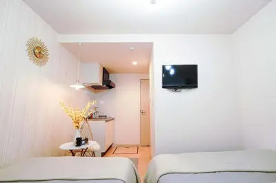 a room with two beds and a tv on the wall at B3\u6c60\u888b\u6700\u4e2d\u5fc3 \u4ea4\u901a\u4fbf\u5229\u8f66\u7ad93\u5206 Ikebukuro center 3 mins to ST Max 4P \u76f4\u8fbe\u65b0\u5bbf \u6d89\u8c37 \u8868\u53c2\u9053 \u6c60\u888b \u4e0a\u91ce \u4ee3\u4ee3\u6728 \u94f6\u5ea7 \u539f\u5bbf in Tokyo