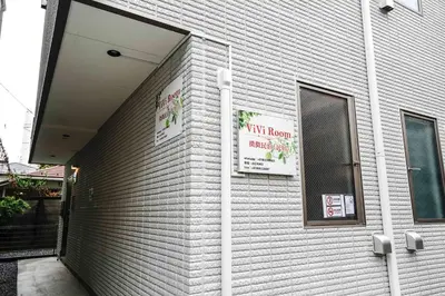 a white brick building with a window and signs on it at B3\u6c60\u888b\u6700\u4e2d\u5fc3 \u4ea4\u901a\u4fbf\u5229\u8f66\u7ad93\u5206 Ikebukuro center 3 mins to ST Max 4P \u76f4\u8fbe\u65b0\u5bbf \u6d89\u8c37 \u8868\u53c2\u9053 \u6c60\u888b \u4e0a\u91ce \u4ee3\u4ee3\u6728 \u94f6\u5ea7 \u539f\u5bbf in Tokyo