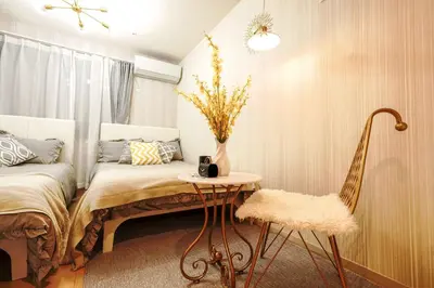 a bedroom with a bed with a table and a chair at B3\u6c60\u888b\u6700\u4e2d\u5fc3 \u4ea4\u901a\u4fbf\u5229\u8f66\u7ad93\u5206 Ikebukuro center 3 mins to ST Max 4P \u76f4\u8fbe\u65b0\u5bbf \u6d89\u8c37 \u8868\u53c2\u9053 \u6c60\u888b \u4e0a\u91ce \u4ee3\u4ee3\u6728 \u94f6\u5ea7 \u539f\u5bbf in Tokyo