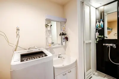 a small bathroom with a sink and a washing machine at B3\u6c60\u888b\u6700\u4e2d\u5fc3 \u4ea4\u901a\u4fbf\u5229\u8f66\u7ad93\u5206 Ikebukuro center 3 mins to ST Max 4P \u76f4\u8fbe\u65b0\u5bbf \u6d89\u8c37 \u8868\u53c2\u9053 \u6c60\u888b \u4e0a\u91ce \u4ee3\u4ee3\u6728 \u94f6\u5ea7 \u539f\u5bbf in Tokyo