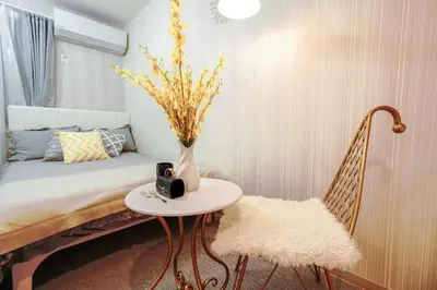 a bedroom with a bed with a table and a vase with flowers at B3\u6c60\u888b\u6700\u4e2d\u5fc3 \u4ea4\u901a\u4fbf\u5229\u8f66\u7ad93\u5206 Ikebukuro center 3 mins to ST Max 4P \u76f4\u8fbe\u65b0\u5bbf \u6d89\u8c37 \u8868\u53c2\u9053 \u6c60\u888b \u4e0a\u91ce \u4ee3\u4ee3\u6728 \u94f6\u5ea7 \u539f\u5bbf in Tokyo