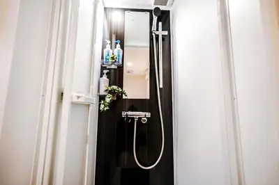 a bathroom with a shower with a mirror at B3\u6c60\u888b\u6700\u4e2d\u5fc3 \u4ea4\u901a\u4fbf\u5229\u8f66\u7ad93\u5206 Ikebukuro center 3 mins to ST Max 4P \u76f4\u8fbe\u65b0\u5bbf \u6d89\u8c37 \u8868\u53c2\u9053 \u6c60\u888b \u4e0a\u91ce \u4ee3\u4ee3\u6728 \u94f6\u5ea7 \u539f\u5bbf in Tokyo
