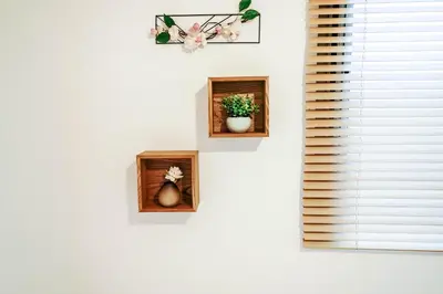 a white wall with two wooden boxes with flowers and a window at B3f\u6c60\u888b\u4e2d\u5fc3 \u4e24\u5ba4 \u4ea4\u901a\u4fbf\u5229 \u8f66\u7ad93\u5206\u949f 2 rooms Ikebukuro center 3 mins to ST Max 5P \u76f4\u8fbe\u65b0\u5bbf \u6d89\u8c37 \u8868\u53c2\u9053 \u6c60\u888b \u4e0a\u91ce \u4ee3\u4ee3\u6728 \u94f6\u5ea7 \u539f\u5bbf in Tokyo