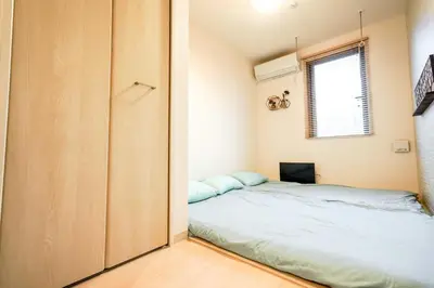 a small bedroom with a bed and a closet at B3f\u6c60\u888b\u4e2d\u5fc3 \u4e24\u5ba4 \u4ea4\u901a\u4fbf\u5229 \u8f66\u7ad93\u5206\u949f 2 rooms Ikebukuro center 3 mins to ST Max 5P \u76f4\u8fbe\u65b0\u5bbf \u6d89\u8c37 \u8868\u53c2\u9053 \u6c60\u888b \u4e0a\u91ce \u4ee3\u4ee3\u6728 \u94f6\u5ea7 \u539f\u5bbf in Tokyo