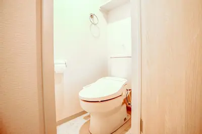 a bathroom with a white toilet in a room at B3f\u6c60\u888b\u4e2d\u5fc3 \u4e24\u5ba4 \u4ea4\u901a\u4fbf\u5229 \u8f66\u7ad93\u5206\u949f 2 rooms Ikebukuro center 3 mins to ST Max 5P \u76f4\u8fbe\u65b0\u5bbf \u6d89\u8c37 \u8868\u53c2\u9053 \u6c60\u888b \u4e0a\u91ce \u4ee3\u4ee3\u6728 \u94f6\u5ea7 \u539f\u5bbf in Tokyo