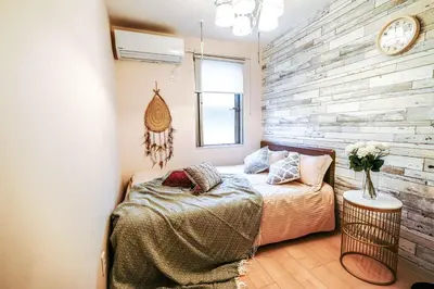 a bedroom with a bed and a clock on the wall at B3f\u6c60\u888b\u4e2d\u5fc3 \u4e24\u5ba4 \u4ea4\u901a\u4fbf\u5229 \u8f66\u7ad93\u5206\u949f 2 rooms Ikebukuro center 3 mins to ST Max 5P \u76f4\u8fbe\u65b0\u5bbf \u6d89\u8c37 \u8868\u53c2\u9053 \u6c60\u888b \u4e0a\u91ce \u4ee3\u4ee3\u6728 \u94f6\u5ea7 \u539f\u5bbf in Tokyo
