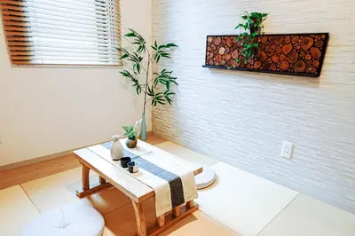 a living room with a table and a plant on the wall at B3f\u6c60\u888b\u4e2d\u5fc3 \u4e24\u5ba4 \u4ea4\u901a\u4fbf\u5229 \u8f66\u7ad93\u5206\u949f 2 rooms Ikebukuro center 3 mins to ST Max 5P \u76f4\u8fbe\u65b0\u5bbf \u6d89\u8c37 \u8868\u53c2\u9053 \u6c60\u888b \u4e0a\u91ce \u4ee3\u4ee3\u6728 \u94f6\u5ea7 \u539f\u5bbf in Tokyo