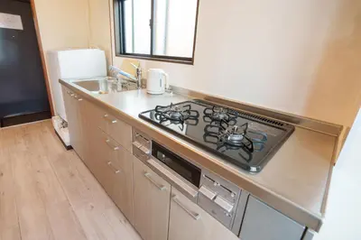 a kitchen with a stove and a sink at \u9759\u5fc3\u5bbfTranquil Retreat 4F\u6674\u7a7a\u5854\u76f4\u8fbe\u4e1c\u4eac\u6cb3\u666f\u6c11\u5bbf in Tokyo