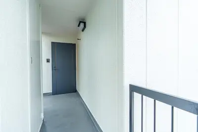 a hallway with a blue door in a building at \u9759\u5fc3\u5bbfTranquil Retreat 4F\u6674\u7a7a\u5854\u76f4\u8fbe\u4e1c\u4eac\u6cb3\u666f\u6c11\u5bbf in Tokyo
