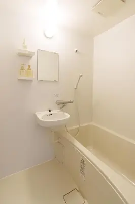 a white bathroom with a sink and a bath tub at \u9759\u5fc3\u5bbfTranquil Retreat 4F\u6674\u7a7a\u5854\u76f4\u8fbe\u4e1c\u4eac\u6cb3\u666f\u6c11\u5bbf in Tokyo