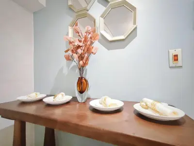 a table with plates of food and a vase with flowers at S43 Shibuya center 5 mins to St, Max 4P \u6d89\u8c37\u6700\u4e2d\u5fc3 \u6d89\u8c37\u7ad95\u5206-S \u76f4\u8fbe\u8868\u53c2\u9053 \u6c60\u888b \u4e0a\u91ce \u4ee3\u4ee3\u6728 \u94f6\u5ea7 \u539f\u5bbf in Tokyo