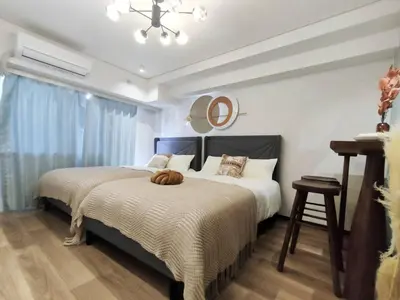a bedroom with two beds and a mirror on the wall at S43 Shibuya center 5 mins to St, Max 4P \u6d89\u8c37\u6700\u4e2d\u5fc3 \u6d89\u8c37\u7ad95\u5206-S \u76f4\u8fbe\u8868\u53c2\u9053 \u6c60\u888b \u4e0a\u91ce \u4ee3\u4ee3\u6728 \u94f6\u5ea7 \u539f\u5bbf in Tokyo