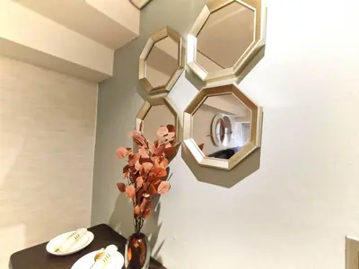 a vase with flowers and a mirror on a wall at S43 Shibuya center 5 mins to St, Max 4P \u6d89\u8c37\u6700\u4e2d\u5fc3 \u6d89\u8c37\u7ad95\u5206-S \u76f4\u8fbe\u8868\u53c2\u9053 \u6c60\u888b \u4e0a\u91ce \u4ee3\u4ee3\u6728 \u94f6\u5ea7 \u539f\u5bbf in Tokyo