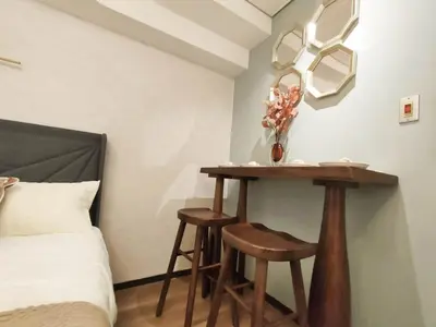 a small table with two stools in a bedroom at S43 Shibuya center 5 mins to St, Max 4P \u6d89\u8c37\u6700\u4e2d\u5fc3 \u6d89\u8c37\u7ad95\u5206-S \u76f4\u8fbe\u8868\u53c2\u9053 \u6c60\u888b \u4e0a\u91ce \u4ee3\u4ee3\u6728 \u94f6\u5ea7 \u539f\u5bbf in Tokyo