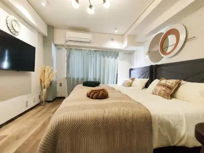 a bedroom with two beds with a pumpkin on the bed at S43 Shibuya center 5 mins to St, Max 4P \u6d89\u8c37\u6700\u4e2d\u5fc3 \u6d89\u8c37\u7ad95\u5206-S \u76f4\u8fbe\u8868\u53c2\u9053 \u6c60\u888b \u4e0a\u91ce \u4ee3\u4ee3\u6728 \u94f6\u5ea7 \u539f\u5bbf in Tokyo