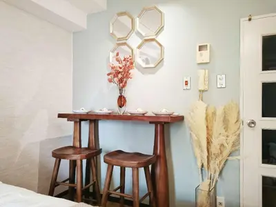 a table with three mirrors on a wall with two stools at S43 Shibuya center 5 mins to St, Max 4P \u6d89\u8c37\u6700\u4e2d\u5fc3 \u6d89\u8c37\u7ad95\u5206-S \u76f4\u8fbe\u8868\u53c2\u9053 \u6c60\u888b \u4e0a\u91ce \u4ee3\u4ee3\u6728 \u94f6\u5ea7 \u539f\u5bbf in Tokyo