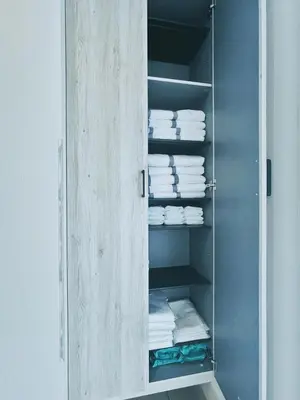 a cupboard with white towels in a bathroom at \u4e0b\u753a\u7acb\u77f3\u99c5\u8fd1\u6c11\u6cca\u7f8e\u5e78 in Tokyo