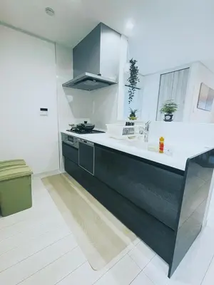 a kitchen with a black and white counter top at \u4e0b\u753a\u7acb\u77f3\u99c5\u8fd1\u6c11\u6cca\u7f8e\u5e78 in Tokyo