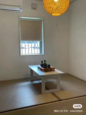 a white table in a room with a window at \u4e0b\u753a\u7acb\u77f3\u99c5\u8fd1\u6c11\u6cca\u7f8e\u5e78 in Tokyo