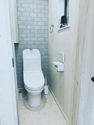 a bathroom with a white toilet in a room at \u4e0b\u753a\u7acb\u77f3\u99c5\u8fd1\u6c11\u6cca\u7f8e\u5e78 in Tokyo