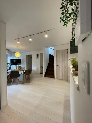 a living room with a kitchen and a dining room at \u4e0b\u753a\u7acb\u77f3\u99c5\u8fd1\u6c11\u6cca\u7f8e\u5e78 in Tokyo