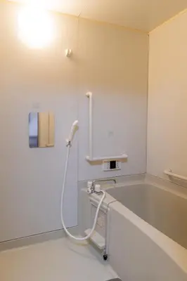 a bathroom with a bath tub with a shower at \u6c60\u888b\u672c\u753a\u4e00\u8ed2\u5bb6 \u6700\u59276\u540d WiFi \u5317\u6c60\u888b\u99c5\u5f92\u6b696\u5206 \u6c60\u888b\u99c5\u96fb\u8eca1\u5206 in Tokyo