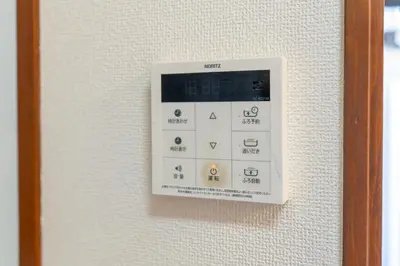 a lightswitch on a white wall with a bunch of symbols at \u6c60\u888b\u672c\u753a\u4e00\u8ed2\u5bb6 \u6700\u59276\u540d WiFi \u5317\u6c60\u888b\u99c5\u5f92\u6b696\u5206 \u6c60\u888b\u99c5\u96fb\u8eca1\u5206 in Tokyo