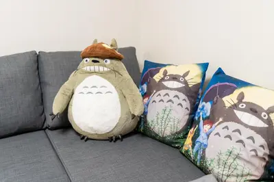two stuffed animals are sitting on a couch at \u6c60\u888b\u672c\u753a\u4e00\u8ed2\u5bb6 \u6700\u59276\u540d WiFi \u5317\u6c60\u888b\u99c5\u5f92\u6b696\u5206 \u6c60\u888b\u99c5\u96fb\u8eca1\u5206 in Tokyo