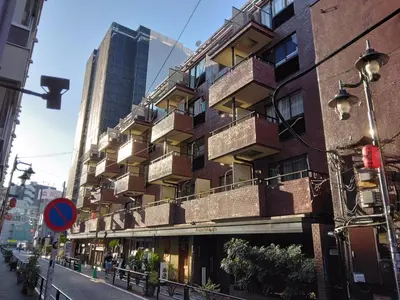 a building with balconies on the side of a street at \u30e9\u30a4\u30aa\u30f3\u30ba\u30de\u30f3\u30b7\u30e7\u30f3\u9053\u7384\u5742a in Tokyo