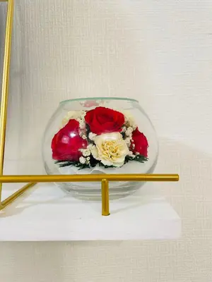 a glass vase with red and white flowers on a stand at Hyakuninchō house NEW OPEN-SJ0067 in Tokyo