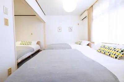 two beds in a room with a window at \u5922\u306e\u820e\u4ee3\u3005\u6728 Yumenoya Yoyogi in Tokyo