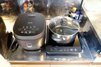 a mixer sitting on top of a kitchen counter at \u5922\u306e\u820e\u4ee3\u3005\u6728 Yumenoya Yoyogi in Tokyo