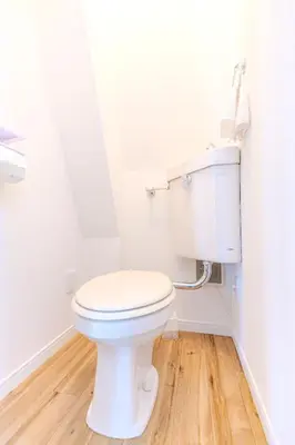 a white toilet in a bathroom with a wooden floor at a\u5c71\u624b\u7dda\u99d2\u8fbc7\u52064LDK\u30de\u30f3\u30b7\u30e7\u30f391\u5e73\u65b9\u30e1\u30fc\u30c8\u30eb in Tokyo
